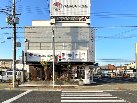 三木駅から徒歩2分で、ヤマダホームの店舗が見えてきます。